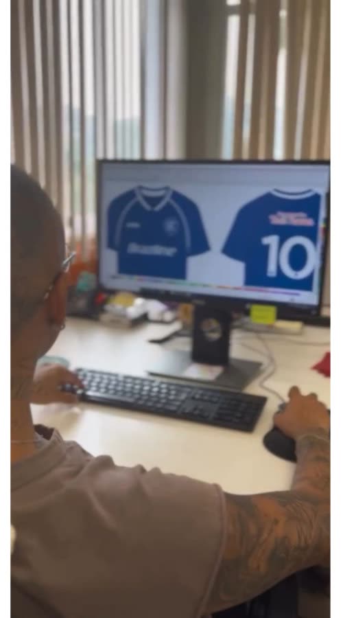 Pablo Pitzer desenvolvendo o design de camisas de futebol no computador